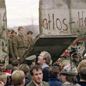 Symbolträchtig: Am 11. November 1989 fällt ein Stück Mauer in Berlin. Foto: GERARD MALIE/AFP/Getty Images