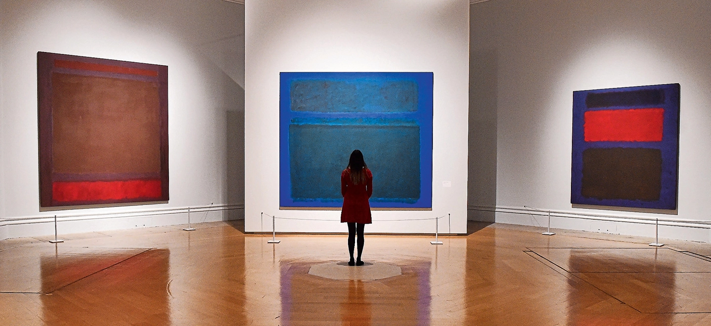 Ausstellung von Rothko, Betrachter steht vor großformatigem Bild