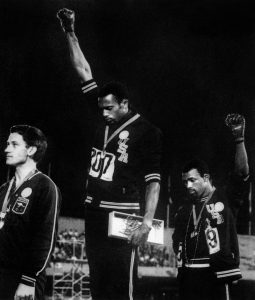 Widerstand: Tommie Smith (M.) und John Carlos zeigen 1968 den "Black Power Salute"