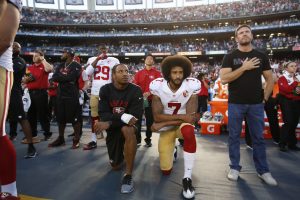 Eric Reid (l.) und Colin Kaepernick knien als einzige während der Nationalhymne. Foto: Michael Zagaris / Getty Images