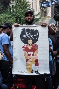 Held: Bei Demonstrationen der Black-Lives-Matter-Bewegung ist Colin Kaepernick auf Plakaten und in den Köpfen präsent. Mit seinem Protest hat er dazu beigetragen, die Diskussion um rassistische Polizeigewalt in den USA in den Fokus zu rücken. Foto: Zuma Press / Alarmy