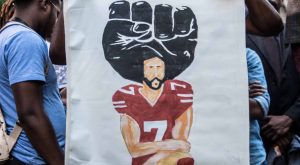 Held: Bei Demonstrationen der Black-Lives-Matter-Bewegung ist Colin Kaepernick auf Plakaten und in den Köpfen präsent. Mit seinem Protest hat er dazu beigetragen, die Diskussion um rassistische Polizeigewalt in den USA in den Fokus zu rücken