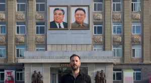 Nik Nowak vor der Pyongyang University of Fine Arts
