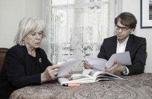 Quellenstudium: Margarethe von Trotta und ihr Sohn Felix Moeller in der Pariser Wohnung der Regisseurin.