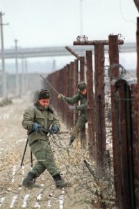 Endspiel: Tschecho-slowakische Einheiten entfernen im Dezember 1989 Stacheldraht an der Grenze zu Öster- reich. Foto: GERARD FOUET/AFP/Getty Images