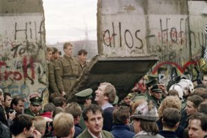 Symbolträchtig: Am 11. November 1989 fällt ein Stück Mauer in Berlin. Foto: GERARD MALIE/AFP/Getty Images