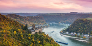 Malerisch: Den „edelsten der Ströme“ nennt Dichter Friedrich Hölderlin den Rhein – hier am Fuße der Burg Katz. Foto: Matteo Colombo/Getty Images