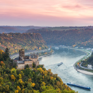 Malerisch: Den „edelsten der Ströme“ nennt Dichter Friedrich Hölderlin den Rhein – hier am Fuße der Burg Katz. Foto: Matteo Colombo/Getty Images