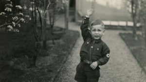 Früherziehung: Im Nationalsozialismus wurden schon kleine Kinder auf Linie gebracht. Diverse Jugendorganisationen vermittelten ihnen rassistisches Gedankengut – das viele auch nach dem Ende des Naziregimes pflegten. Foto: picture-alliance/dpa