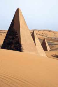 Spuren im Sand: Die Pyramiden von Meroë sind beeindruckende Zeugnisse des Reichs von Kusch. Foto: Arterra/Universal Images Group/Getty Images
