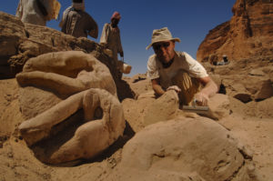 Archäologe Pawel Wolf bei Grabungen im Sudan. Foto: Kenneth Garrett