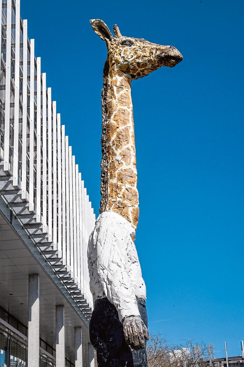 Statue eines Menschen mit einem Giraffenkopf