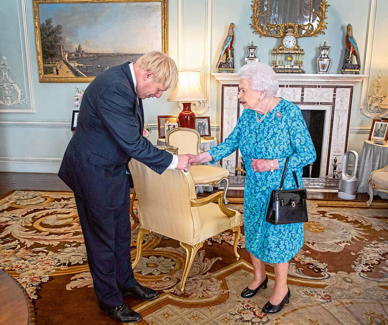 Queen Elisabeth II. zu Beginn einer Audienz mit Premier­minister ­Boris ­Johnson