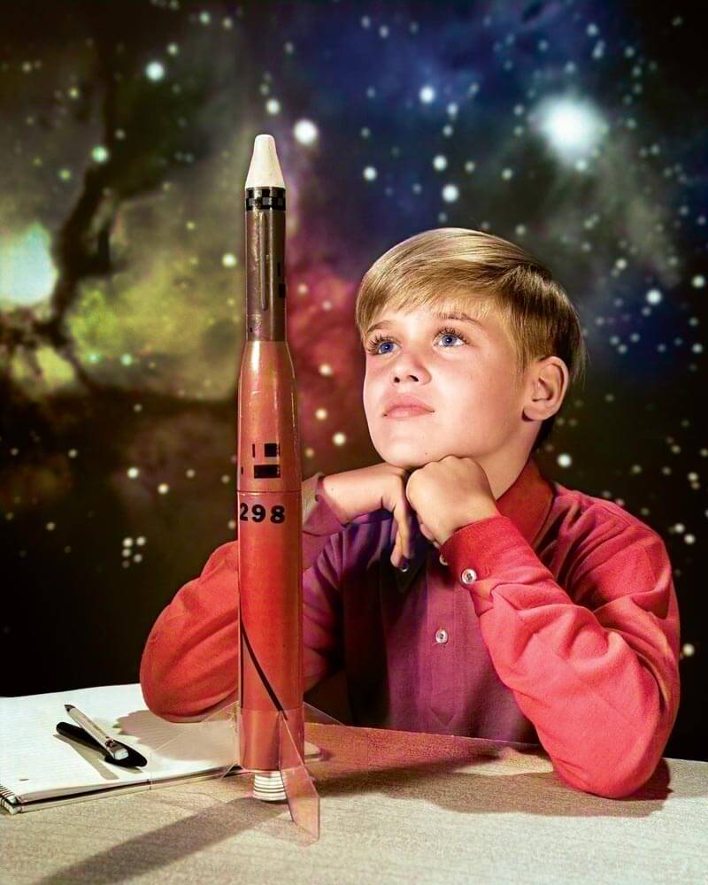 Kind mit Miniatur-Rakete