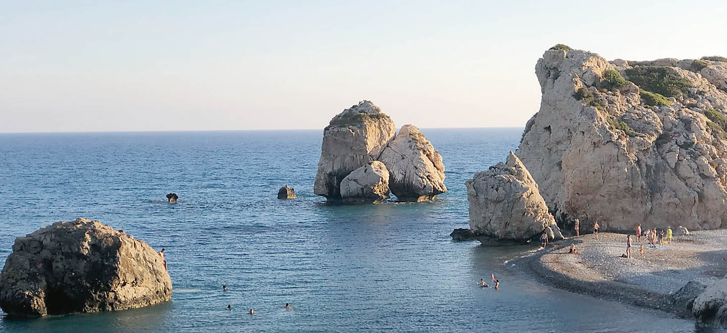 Bucht mit Felsen an der Südküste Zyperns
