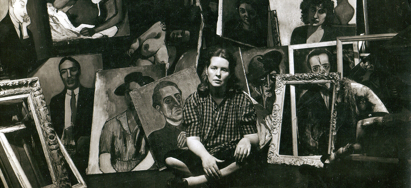 Porträt von Alice Neel vor ihren Gemälden