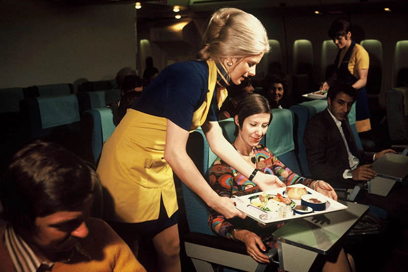 Eine Stewardess serviert essen