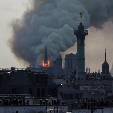 Notre Dame in Flammen mit Rauchwolke