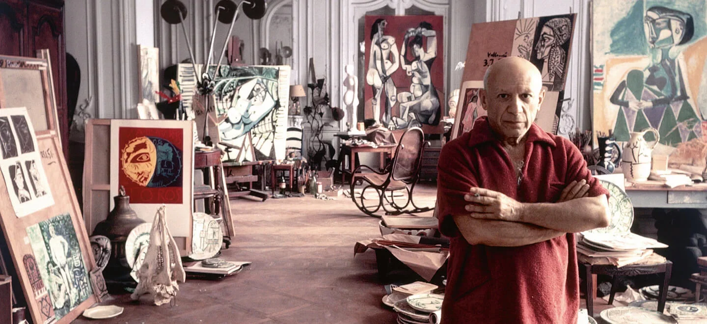 Pablo Picasso posiert im Jahr 1956 in der zum Atelier gewordenen Villa „La Californie“ in Cannes.