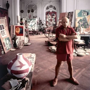 Pablo Picasso posiert im Jahr 1956 in der zum Atelier gewordenen Villa „La Californie“ in Cannes