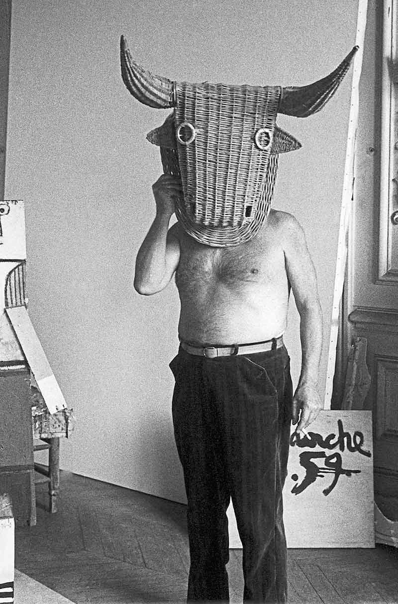 Interesse für den Stierkampf: 1956 posierte er mit Korbmaske vor dem Gesicht