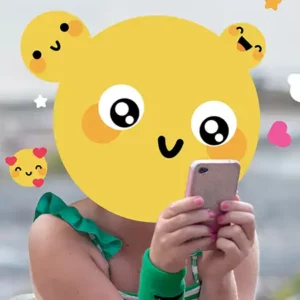 Mädchen am Handy mit Emoji-Kopf