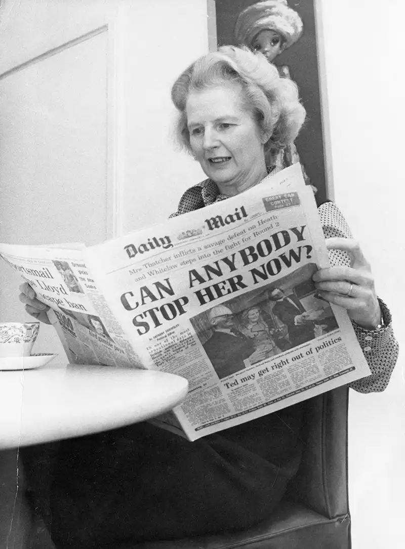 Margaret Thatcher liest Zeitung