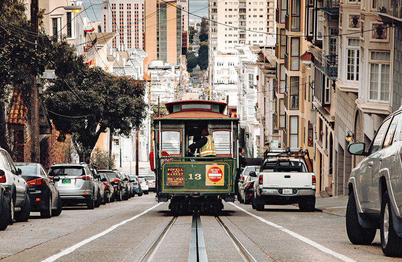 Straßenbahn auf einem Hügel in San Francisco