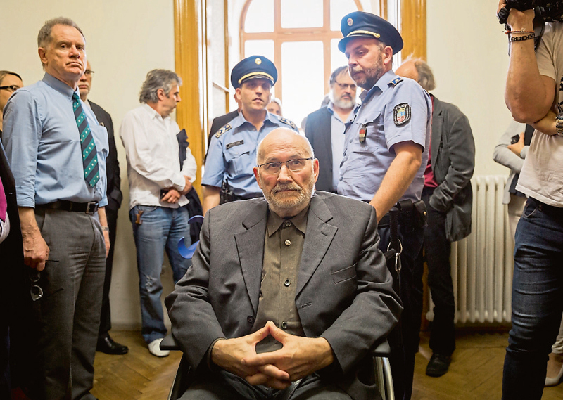 Horst Mahler umgeben von Polizeibeamten