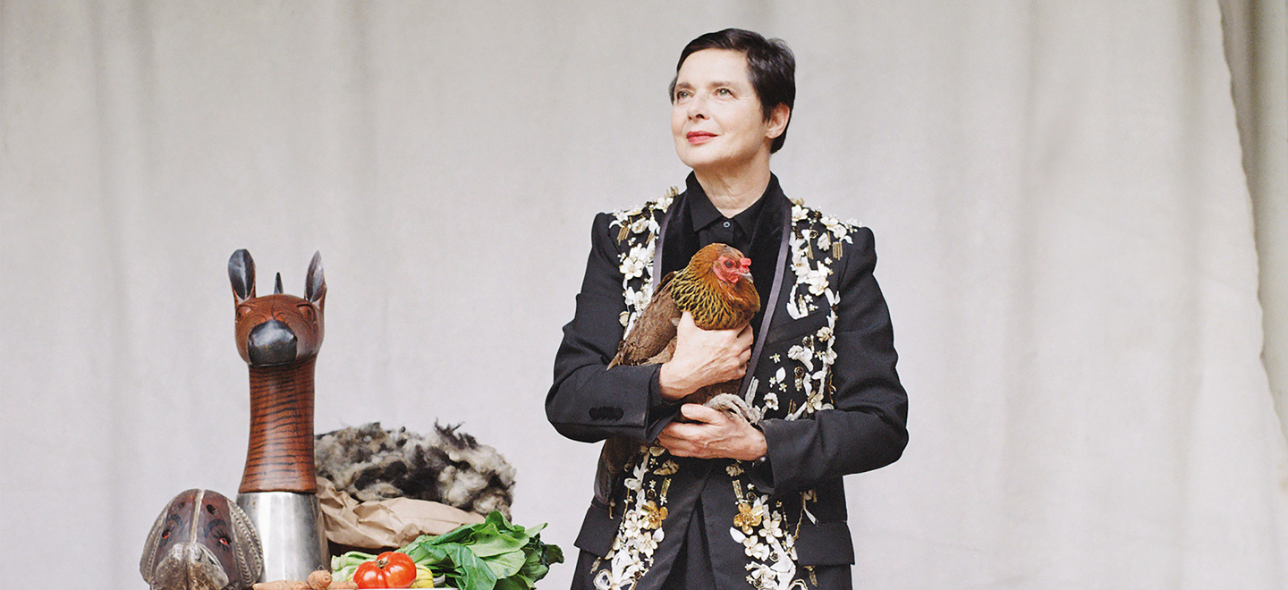 Porträt von Isabella Rossellini mit einem Huhn auf dem Arm