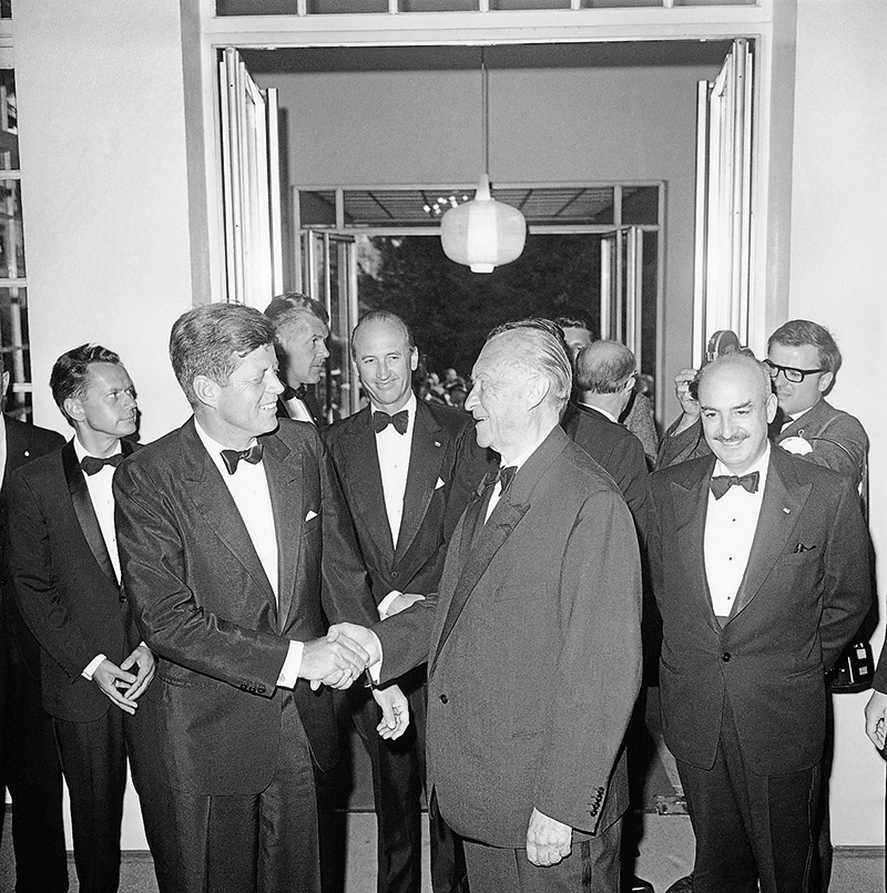 Bundeskanzler Konrad Adenauer (vorn r.) begrüßt US-Präsident John F. Kennedy 1963 zum Staatsbankett im Bonner Palais Schaumburg.