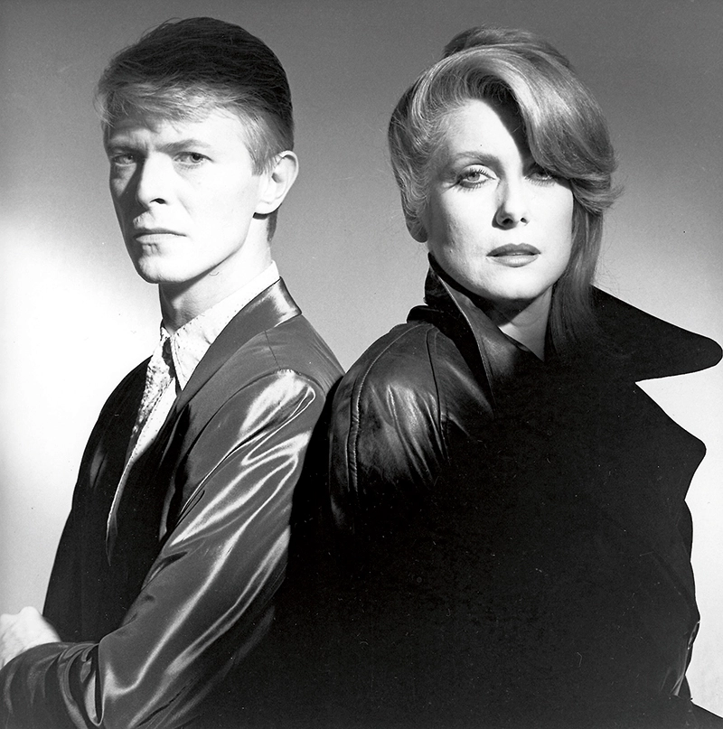 Spielszene mit David Bowie und Catherine Deneuve in schwarz weiß