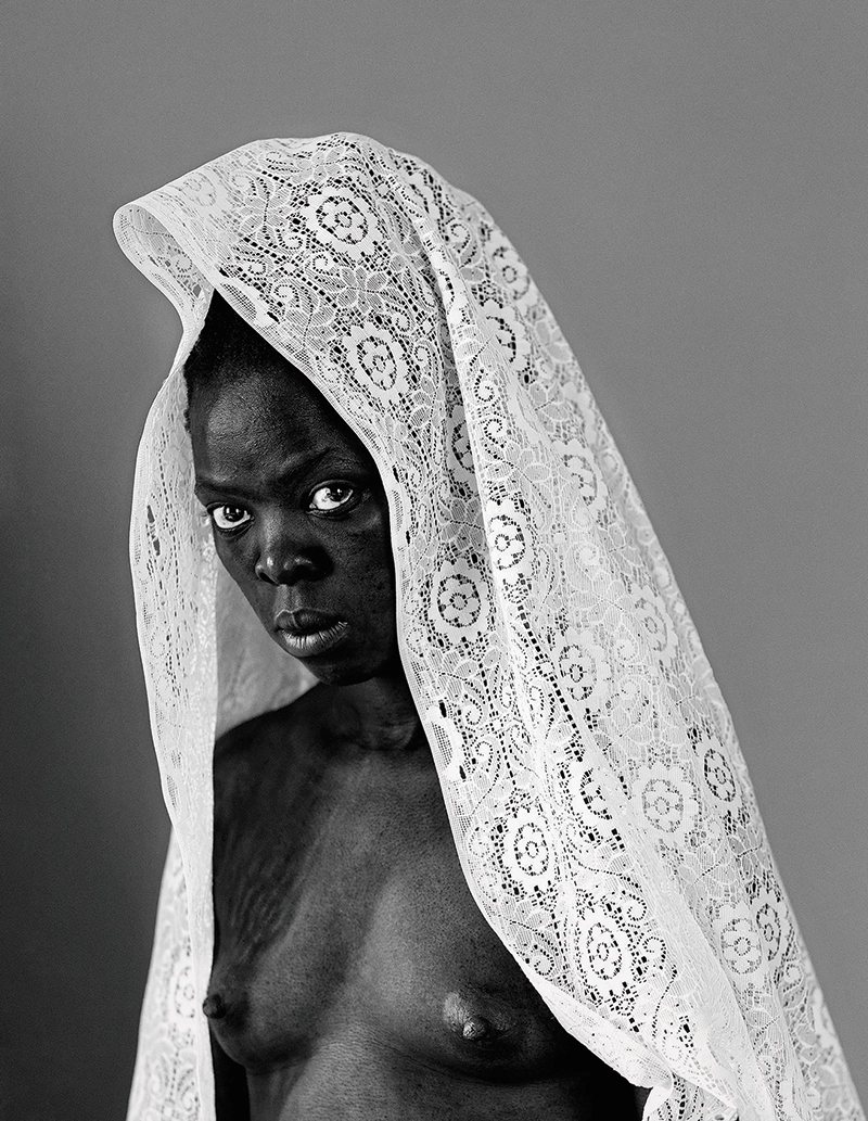 Fotografie einer nackten schwarzen Frau mit weißem Schleier - Zanele Muholis „Thembeka I“, 2015