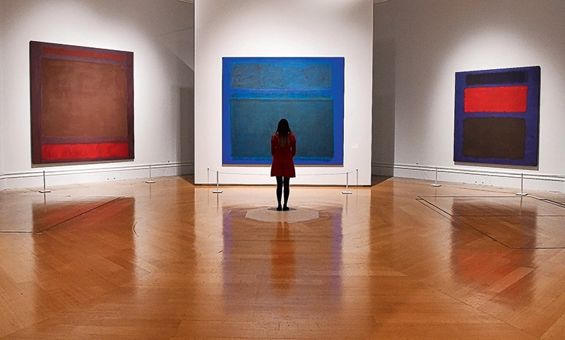 Ausstellung von Rothko, Betrachter steht vor großformatigem Bild