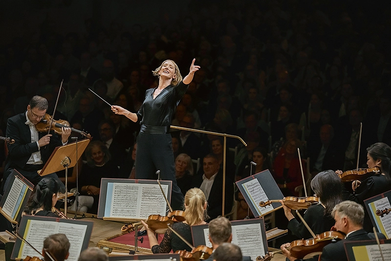 Joana Mallwitz dirigiert das Orchester