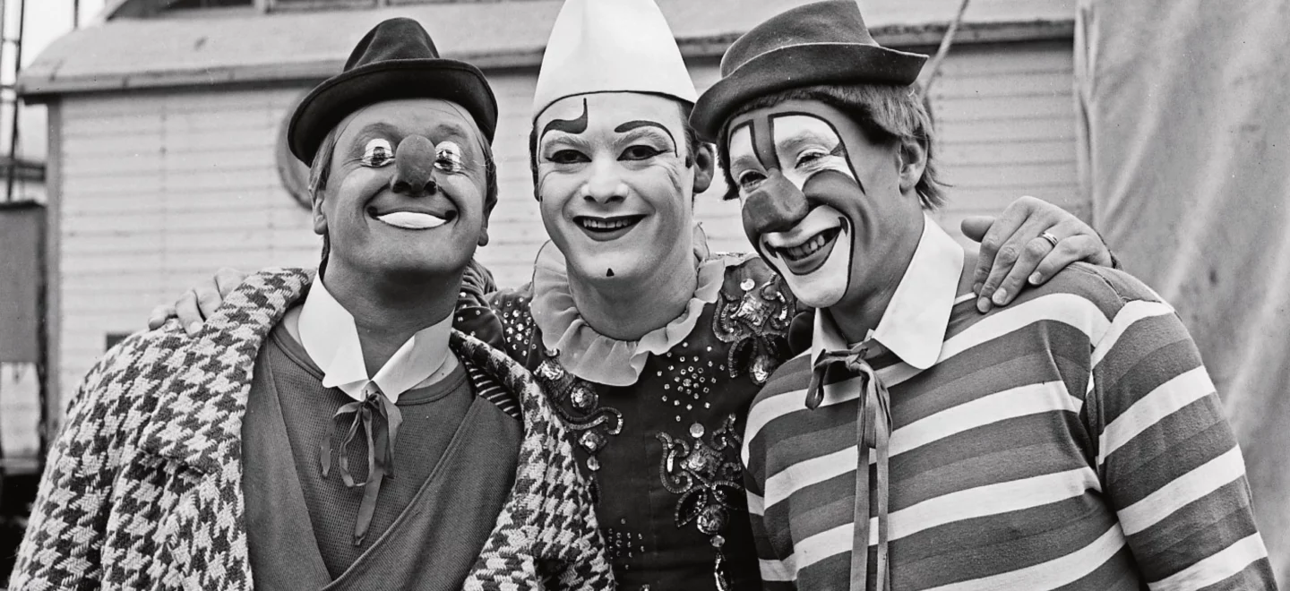 Drei Clowns nebeneinander, schwarz-weiß Foto