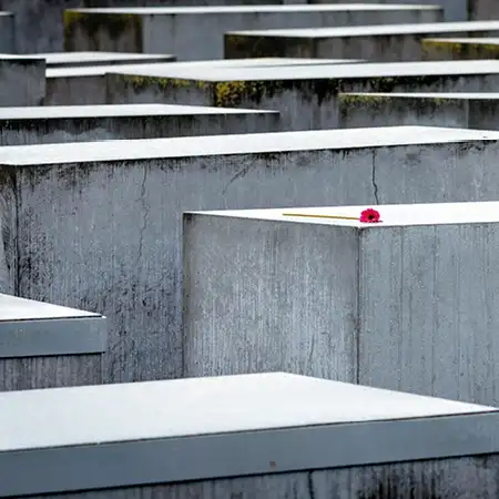 Gedenken: Das Holocaust- Mahnmal in der historischen Mitte Berlins