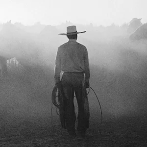 Wild West-Nostalgie: Cowboy steht in Steppe