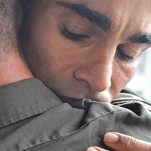 zwei Männer in Uniform umarmen sich