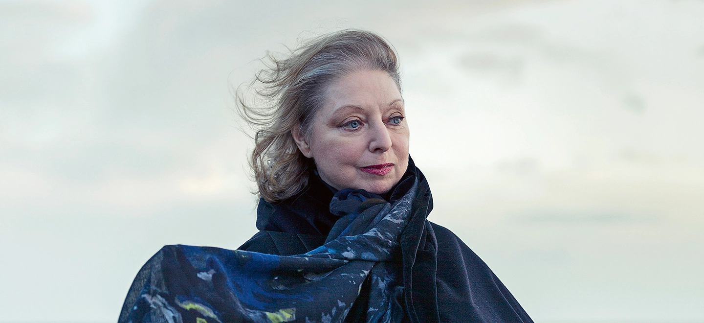 Halbporträt von Schriftstellerin Hilary Mantel.