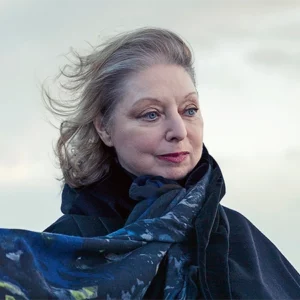 Halbporträt von Schriftstellerin Hilary Mantel.