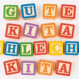 Überschrift in bunten Spielklötzen