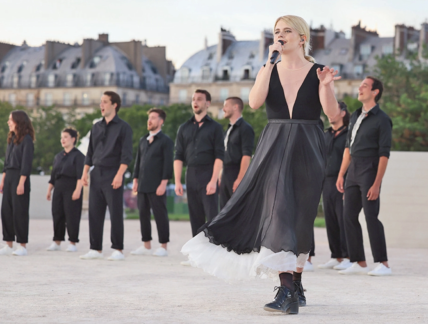 Zaho de Zagazan tritt in schwarzem Kleid auf