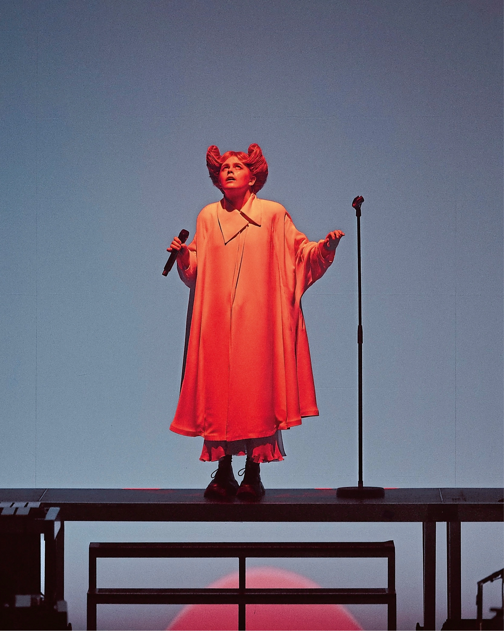 Zaho de Zagazan bei einem Auftritt ganz in Rot gekleidet und geschminkt mit roter Frisur