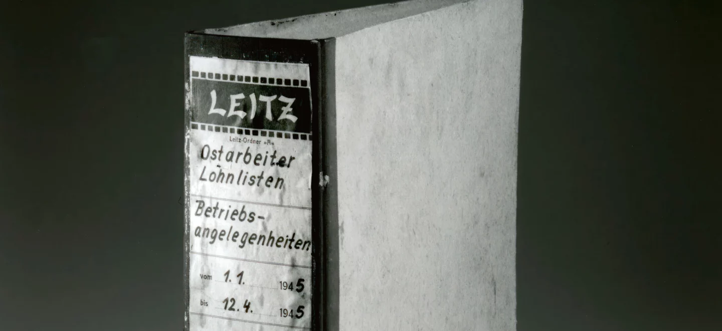 Schwarz-Weiß-Foto eines Leitz-Orders mit den Lohnlisten sogenannter Ostarbeiter