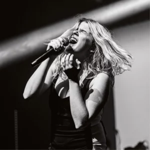 schwarz-weißes Porträt von Zaho de Zagazan mit Mikro in der Hand