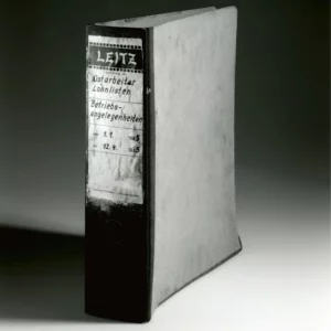 Schwarz-Weiß-Foto eines Leitz-Orders mit den Lohnlisten sogenannter Ostarbeiter