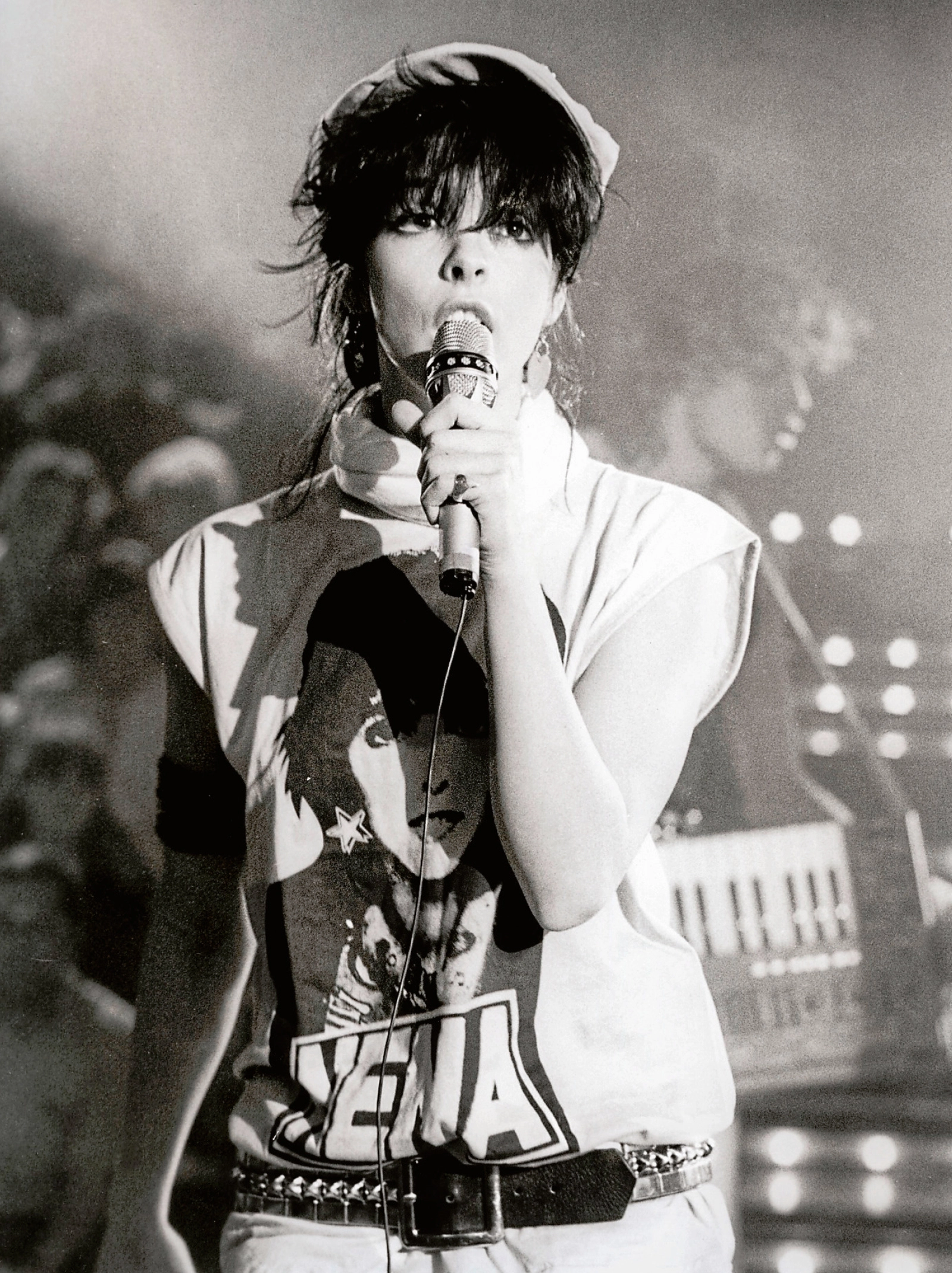 Schwarz-Weiß-Foto von Sängerin Nena bei einem Konzert im Jahr 1984.