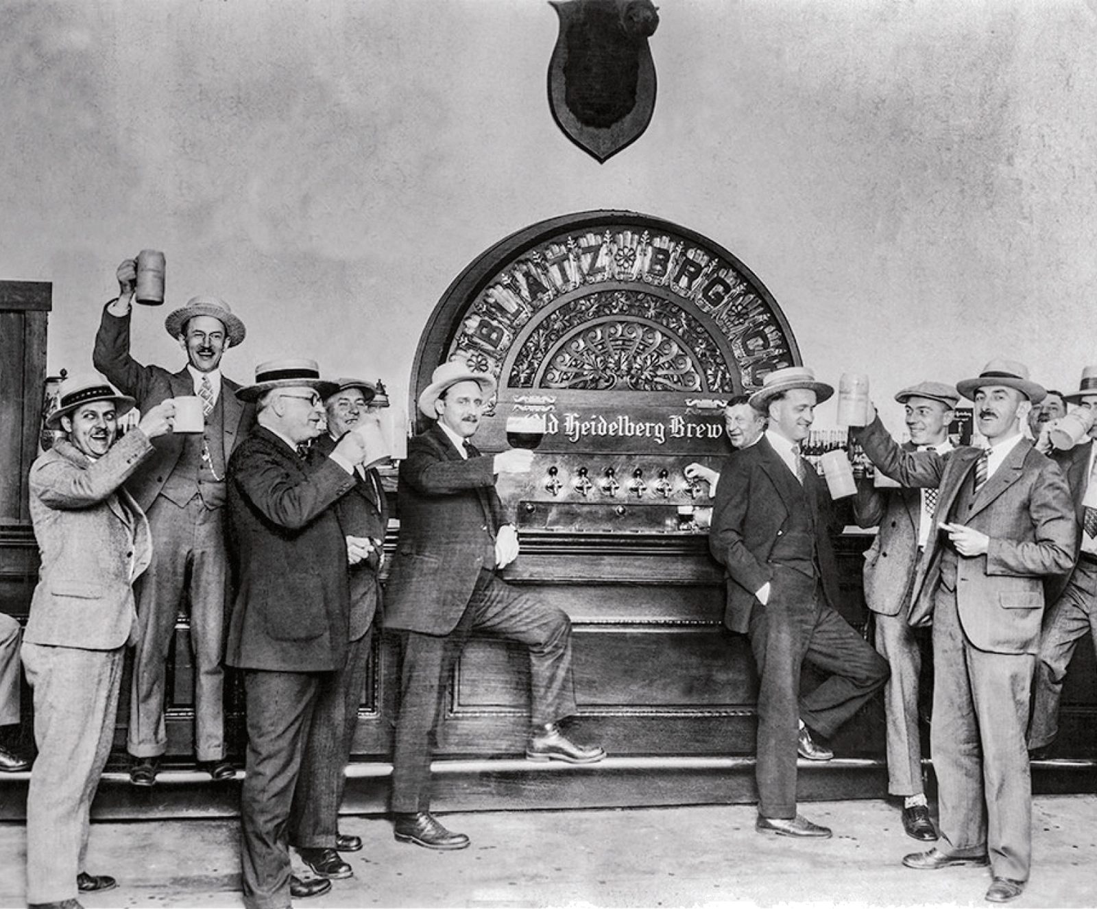 Schwarz-Weiß-Foto von deutschen Siedlern in der USA vor einer Brauerei.
