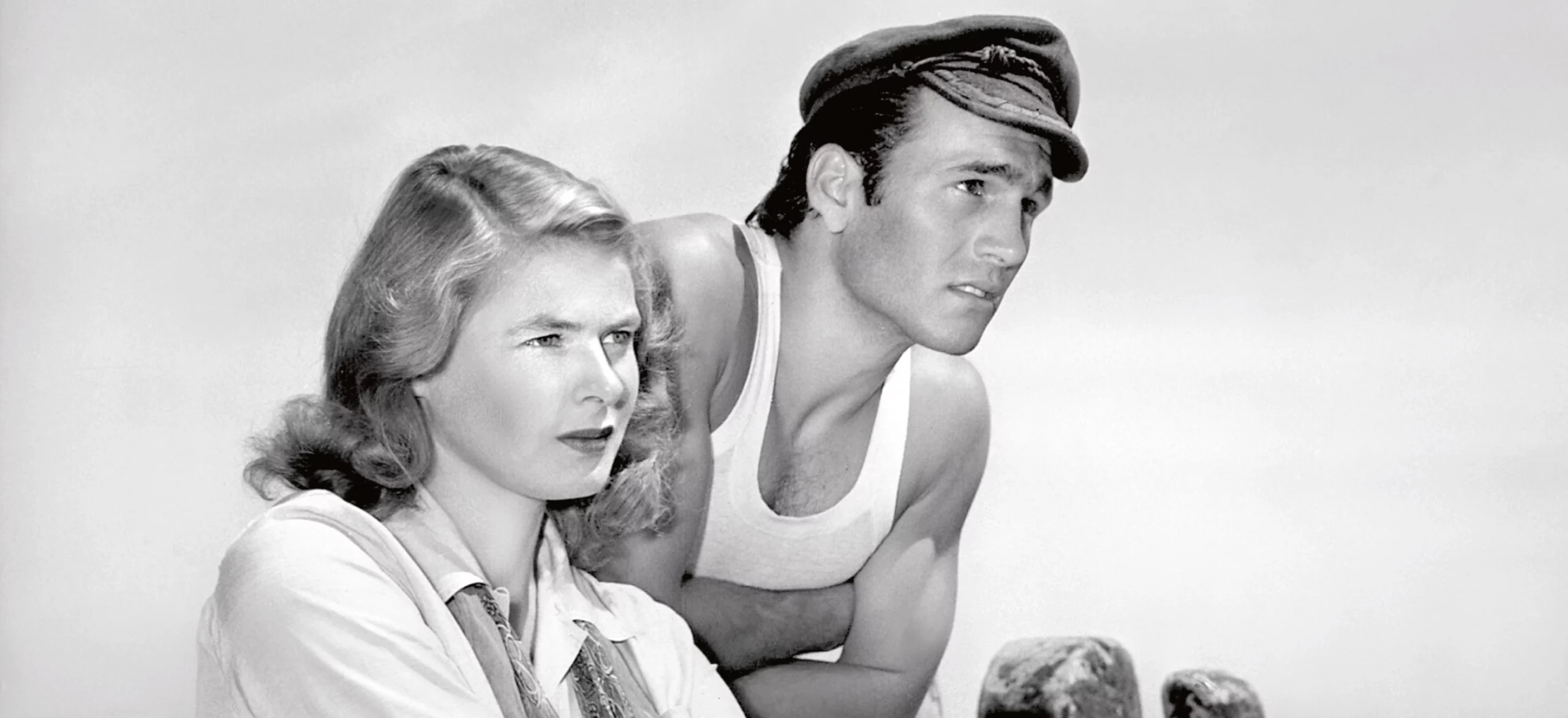 Schwarz-Weiß-Foto, das die schwedische Schauspielerin Ingrid Bergman und den Schauspieler Mario Vitale zeigt, bei dem Roberto Rossellini Regie führte.